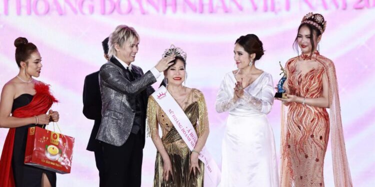 NSUT Cát Tường chúc mừng Á hoàng Đặng Ánh Tuyết với giải thưởng đầy thuyết phục