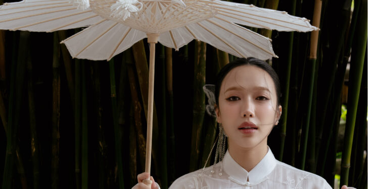 Vừa tinh nghịch trong Quăng Hết Đi, Diệu Nhi “bật chế độ” nàng thơ trước thềm năm mới