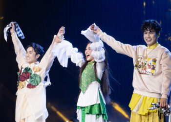 Phương Mỹ Chi tổng kết trend 2024 tại Làn Sóng Xanh 2024, bật mí đạo cụ được bố thiết kế