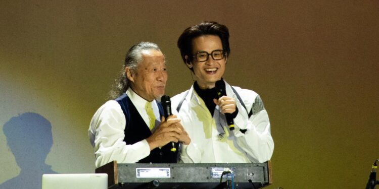 Hà Anh Tuấn phát hành album “Chân Trời Rực Rỡ” và “Người Việt Nam” trên các nền tảng phát nhạc trực tuyến.