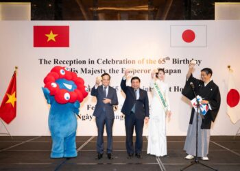 Hoa hậu Thanh Thuỷ giao lưu văn hoá Việt – Nhật tại lễ kỷ niệm 65 năm ngày sinh Nhật Hoàng