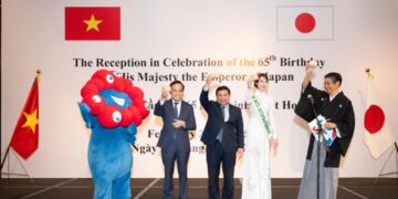 Hoa hậu Thanh Thuỷ giao lưu văn hoá Việt – Nhật tại lễ kỷ niệm 65 năm ngày sinh Nhật Hoàng