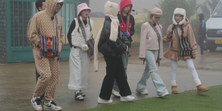 Phú bà Huyền Baby, bà trùm nông sản Viên Vibi trả giá sát ván khi đi chợ trong Biệt Đội Siêu Sao