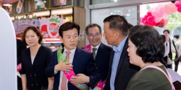 Đoàn đại biểu Thành phố Jinju- Hàn Quốc cùng Thị trưởng tổ chức chương trình xúc tiến Dâu tây Jinju tại K-Market