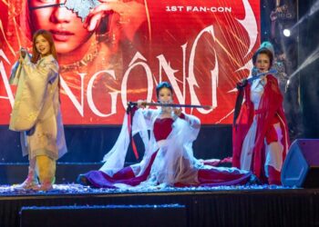 Choáng ngợp trước màn múa kiếm của chị đẹp Thuý Hiền cùng Châu Tuyết Vân tại Fancon Hoàng Yến Chibi   