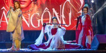 Choáng ngợp trước màn múa kiếm của chị đẹp Thuý Hiền cùng Châu Tuyết Vân tại Fancon Hoàng Yến Chibi   