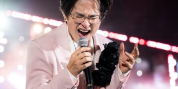HÀ ANH TUẤN HÒA GIỌNG CÙNG HÀNG NGHÌN KHÁN GIẢ TRONG ĐÊM LIVE CONCERT “SKETCH A ROSE”