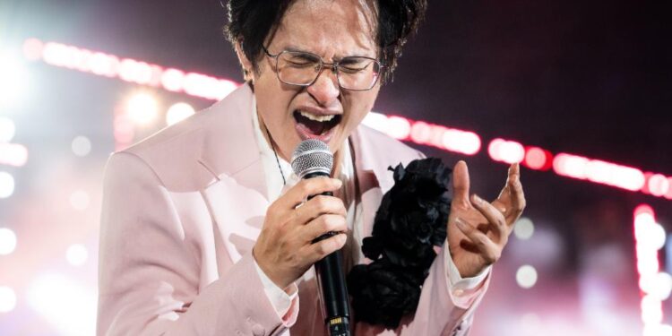 HÀ ANH TUẤN HÒA GIỌNG CÙNG HÀNG NGHÌN KHÁN GIẢ TRONG ĐÊM LIVE CONCERT “SKETCH A ROSE”