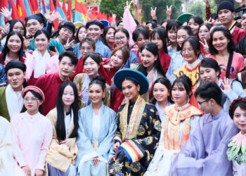 Hàng nghìn bạn trẻ mặc Việt phục, cùng nhảy flashmob trên nền Một Vòng Việt Nam