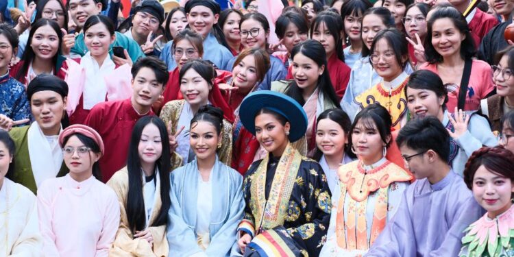 Hàng nghìn bạn trẻ mặc Việt phục, cùng nhảy flashmob trên nền Một Vòng Việt Nam