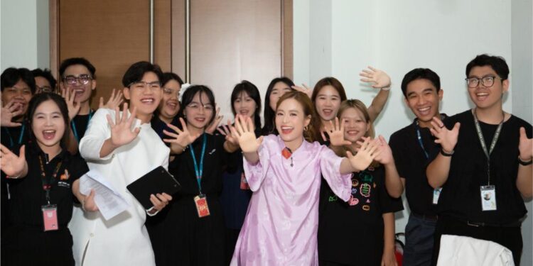 Hoàng Thùy Linh  công bố giai đoạn 2 phim tài liệu “Chúng ta là người Việt Nam”