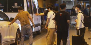 Nghệ sĩ dương cầm Yiruma đáp chuyến bay tối muộn đến Việt Nam