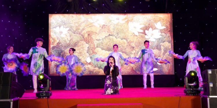 Hàng nghìn người đổ về Lễ hội Dinh Cô 2025