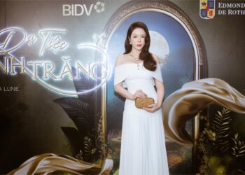 Lý Nhã Kỳ đeo trang sức kim cương 20 tỉ đồng dự sự kiện