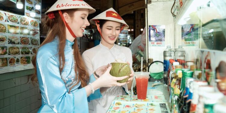 Hoa hậu Ý Nhi đưa Miss World Scotland 2024 thăm thú Sài Gòn