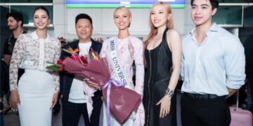 Miss Universe 2024 Victoria Kjær Theilvig thân thiện ký tặng fan sau khi đáp chuyến bay đến thăm Việt Nam