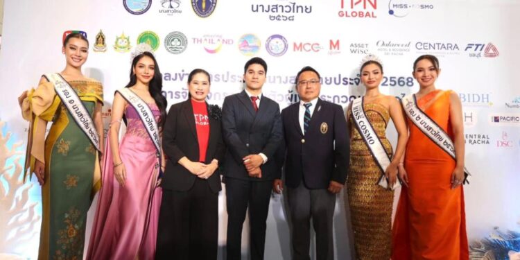 CEO Trần Việt Bảo Hoàng và á hậu hoàn vũ quốc tế Mook Karnruethai Tassabut tham dự họp báo hoa hậu Thái Lan 2025