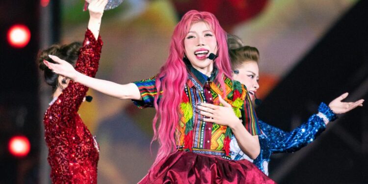 Trang Pháp thở oxy nhưng vẫn chứng minh cô thuộc top các nghệ sĩ trình diễn