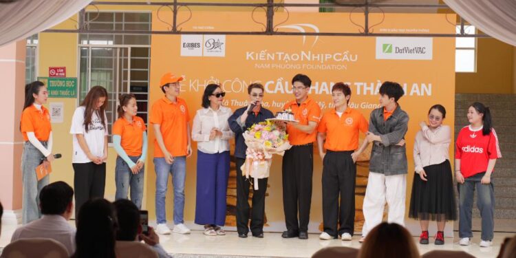 Khi tình yêu thần tượng hoá thành hành động: FC Negav khởi công cầu tại Hậu Giang