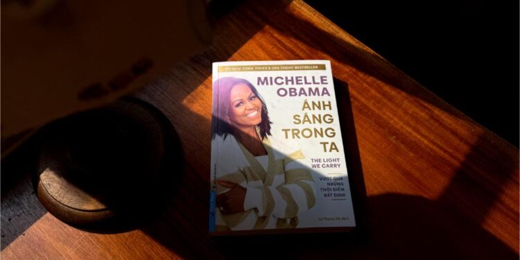 ‘Ánh sáng trong ta’ – Bí quyết vững vàng trước dông bão của Michelle Obama