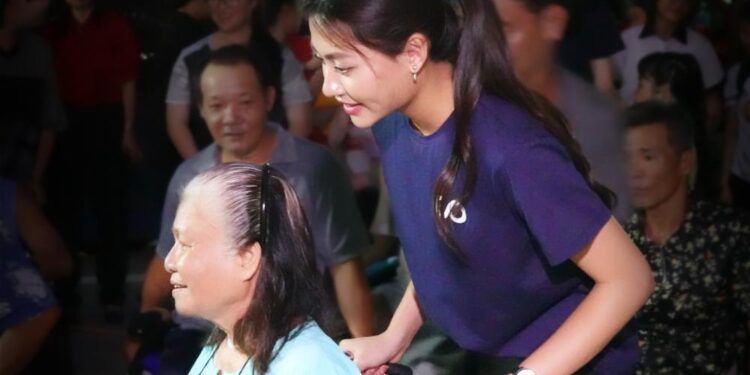 Hoa hậu Xuân Hạnh, Á Hậu Hoàng Nhung trao gửi yêu thương tại làng may mắn, tiếp nối hành trình lan tỏa “tủ thuốc cho em”