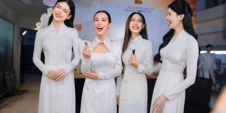 Hoàng Phương và các thí sinh Miss International Queen Vietnam thực hiện dự án cộng đồng trước thềm chung kết