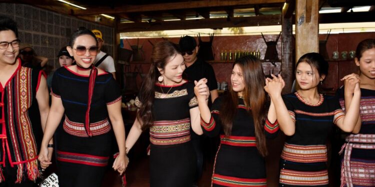 Lý Nhã Kỳ cùng dàn nghệ sĩ khám phá nét đẹp văn hóa Gia Lai: Hành trình trải nghiệm đậm đà bản sắc Tây Nguyên