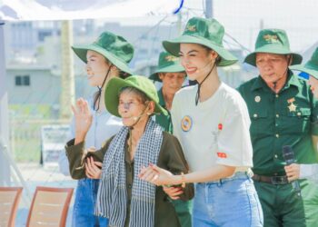 Á hậu – Ca sĩ LONA Kiều Loan và MC Thanh Thanh Huyền nghẹn ngào trước những câu chuyện đời thường của các gia đình cựu chiến binh