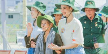 Á hậu – Ca sĩ LONA Kiều Loan và MC Thanh Thanh Huyền nghẹn ngào trước những câu chuyện đời thường của các gia đình cựu chiến binh