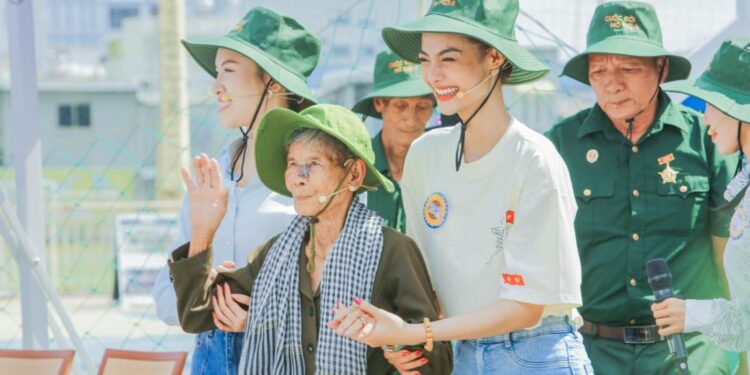 Á hậu – Ca sĩ LONA Kiều Loan và MC Thanh Thanh Huyền nghẹn ngào trước những câu chuyện đời thường của các gia đình cựu chiến binh