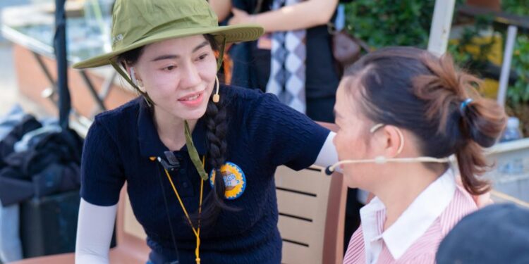 CEO Phạm Kim Dung, đạo diễn Hoàng Nhật Nam xúc động hoàn cảnh người cha nuôi 4 con trong phòng tắm 500.000 đồng