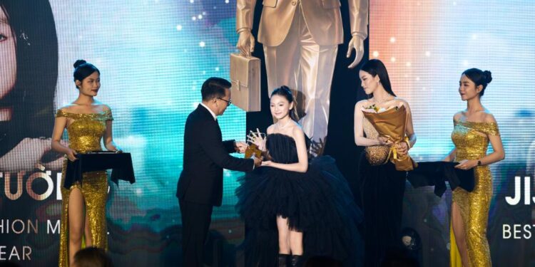 Chinh phục hơn 30 sàn diễn trong nước và quốc tế, JiJi Cát Tường được xướng tên “Mẫu nhí xuất sắc nhất năm”