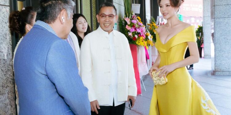 Lý Nhã Kỳ được đích thân “Vua ngọc bích” Soofeen Hu mời sang dự triển lãm và khai trương tại Đài Bắc