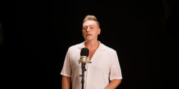 Ca sĩ ngoại quốc Kyo York hát mừng Phật đản