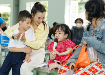 Á hậu Hoàng Oanh xúc động hội ngộ các em nhỏ khuyết tật tại Tây Ninh sau 10 năm 