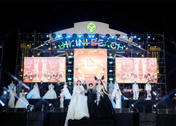 Đông Nhi, Lâm Khánh Chi, Hoàng Thuỳ, Như Vân trình diễn thời trang  lễ hội thời trang bên bờ biển NovaWorld