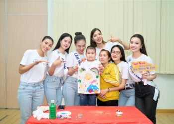 Mai Anh, Ngọc Hân rơi nước mắt trước nghị lực phi thường của các em nhỏ có khe hở tại Workshop Smile Train