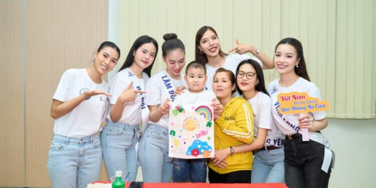 Mai Anh, Ngọc Hân rơi nước mắt trước nghị lực phi thường của các em nhỏ có khe hở tại Workshop Smile Train