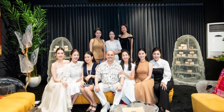 Ông trùm nội thất Dương Quốc Nam dẫn dắt “cuộc chơi nghệ thuật” quy tụ toàn tinh hoa showbiz tại “Art Meets Art”