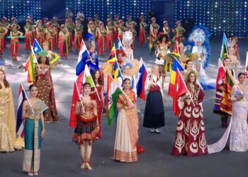    Phản ứng bất ngờ của đương kim Miss World khi xem Hoa hậu Ý Nhi trình diễn