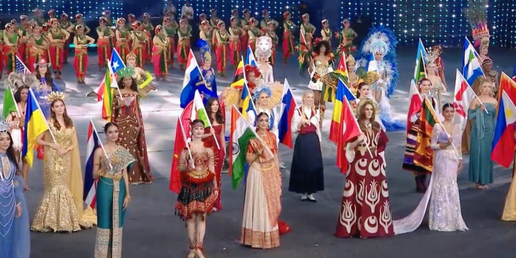 Phản ứng bất ngờ của đương kim Miss World khi xem Hoa hậu Ý Nhi trình diễn