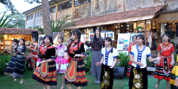 Nữ ca sĩ Phúc Anh nghẹn ngào khi theo dõi các bạn trẻ khiếm thính trình diễn “54 dân tộc Việt Nam” bằng ngôn ngữ cơ thể