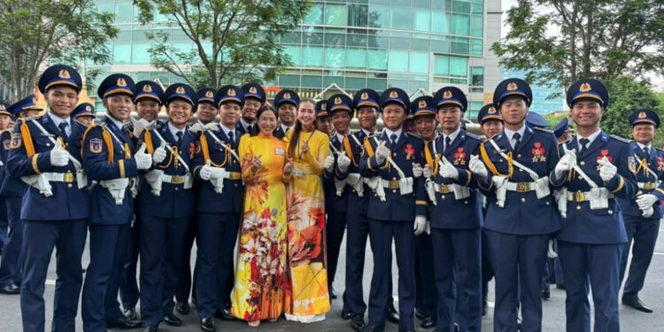 Giám đốc Quốc Gia Ngọc Châu, Giám khảo Hoa Hậu Hoàn Vũ Việt Nam 2025 H’hen Niê rạng rỡ trong đoàn diễu hành mừng 50 năm ngày thống nhất đất nước