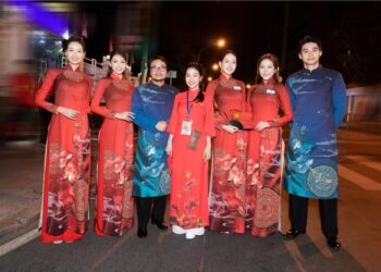 Đạo diễn Hoàng Nhật Nam và dàn Hoa hậu, Nam vương nhà Sen Vàng diễu hành cùng khối Văn hóa, Thể thao, Truyền thông trong Lễ 30/4