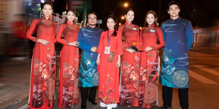 Đạo diễn Hoàng Nhật Nam và dàn Hoa hậu, Nam vương nhà Sen Vàng diễu hành cùng khối Văn hóa, Thể thao, Truyền thông trong Lễ 30/4