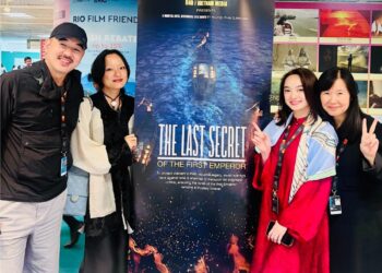 Kaity Nguyễn, Hồ Thu Anh và Bùi Thạc Chuyên chụp ảnh giúp giới thiệu teaser poster phim “Hộ Linh Tráng Sĩ” tại chợ phim ở LHP Quốc tế Cannes