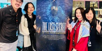 Kaity Nguyễn, Hồ Thu Anh và Bùi Thạc Chuyên chụp ảnh giúp giới thiệu teaser poster phim “Hộ Linh Tráng Sĩ” tại chợ phim ở LHP Quốc tế Cannes