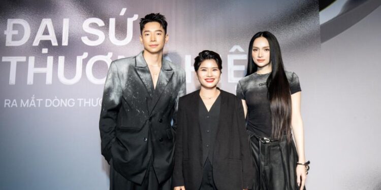 Thương hiệu thời trang nhanh  Dezus chính thức công bố Hoa hậu Hương Giang và CEO Phú Cường là Đại sứ thương hiệu