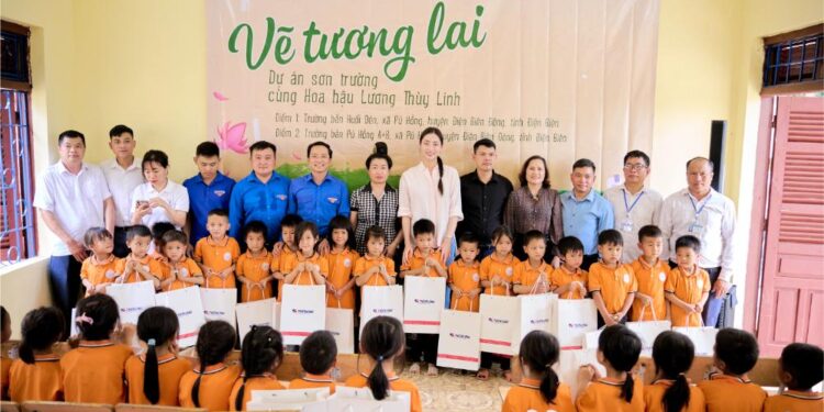 Lương Thuỳ Linh đến vùng sâu, sơn sửa trường học giúp học sinh đến trường