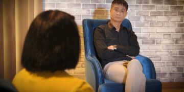 Vợ sinh con gái, cả gia đình chồng hành hạ con dâu, chồng đưa tình nhân về ở chung nhà